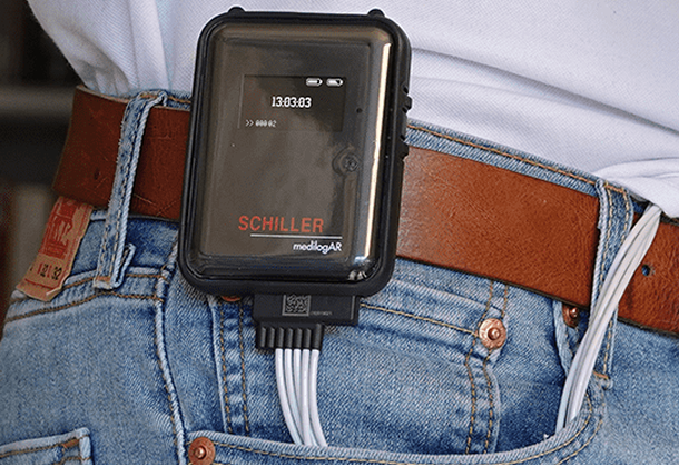 Person wearing a holter monitor on their belt
